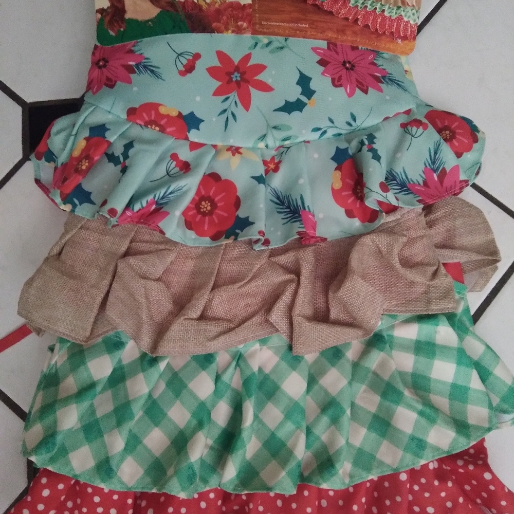 The Pioneer Woman Floral and Gingham Ruffled Apron Set